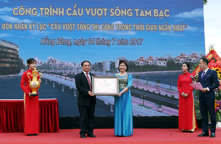 khanh thanh cong trinh cau vuot song tam bac