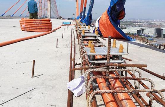 Cấp ống xoắn chịu lựa HDPE cho dự án cầu Bạch Đằng